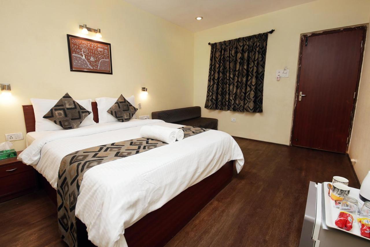 Westend Hotel Matheran Dış mekan fotoğraf